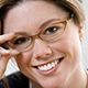 eine Frau mit einer Brille